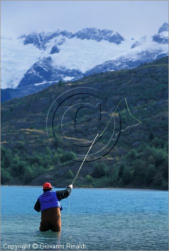 CILE - CHILE - Patagonia - (Puerto Bertrand) - pesca a mosca sul Rio Delda alla confluenza col lago General Carrera