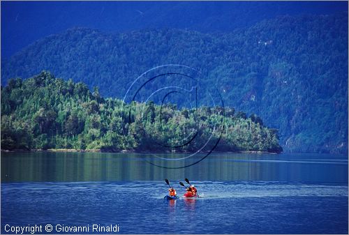 CILE - CHILE - Patagonia - Terme di Puyuhuapi - la baia di fronte all'Hotel Termas de Puyuhuapi