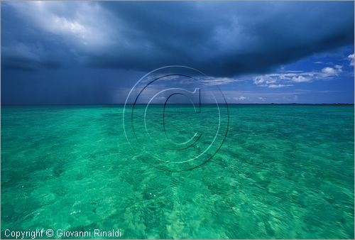 CUBA - Arcipelago delle Isole Canarreos - passaggio di un temporale nella laguna interna a nord dei cayos