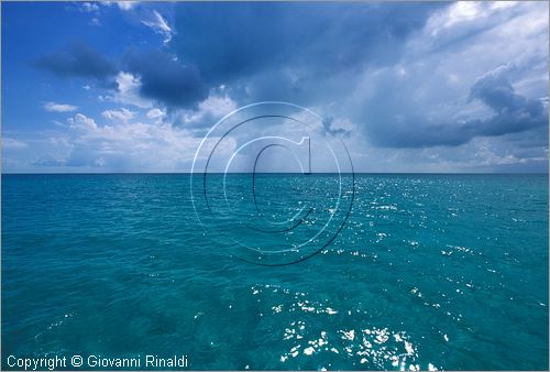 CUBA - Arcipelago delle Isole Canarreos - passaggio di un temporale nella laguna interna a nord dei cayos