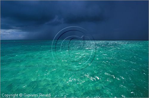 CUBA - Arcipelago delle Isole Canarreos - passaggio di un temporale nella laguna interna a nord dei cayos