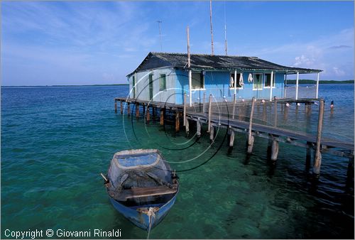 CUBA - Arcipelago delle Isole Canarreos - Cayo Campos - laguna a nord dell'isola - stazione di pesca per la raccolta delle aragoste che vengono messe in gabbie e tenute vive