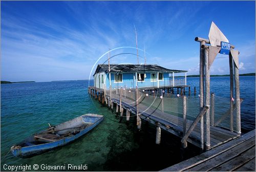 CUBA - Arcipelago delle Isole Canarreos - Cayo Campos - laguna a nord dell'isola - stazione di pesca per la raccolta delle aragoste che vengono messe in gabbie e tenute vive