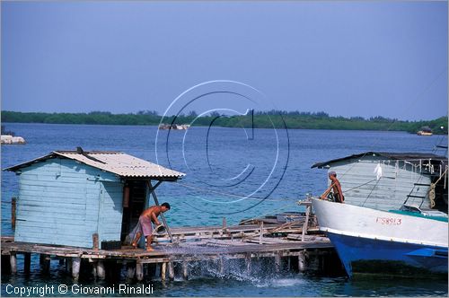 CUBA - Arcipelago delle Isole Canarreos - Cayo Campos - laguna a nord dell'isola - stazione di pesca per la raccolta delle aragoste che vengono messe in gabbie e tenute vive