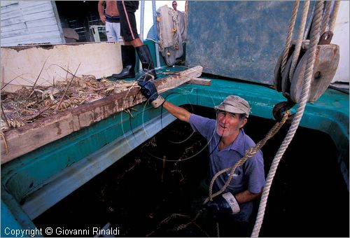 CUBA - Arcipelago delle Isole Canarreos - Cayo Campos - laguna a nord dell'isola - stazione di pesca per la raccolta delle aragoste che vengono messe in gabbie e tenute vive - il momento dello scarico dalle barche