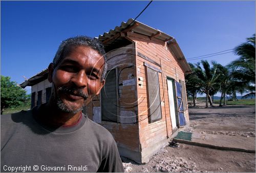 CUBA - Arcipelago delle Isole Canarreos - Cayo Cantilles - il guardiano dell'isola Narciso Sing Ramiros raccoglie dati sugli animali che la popolano