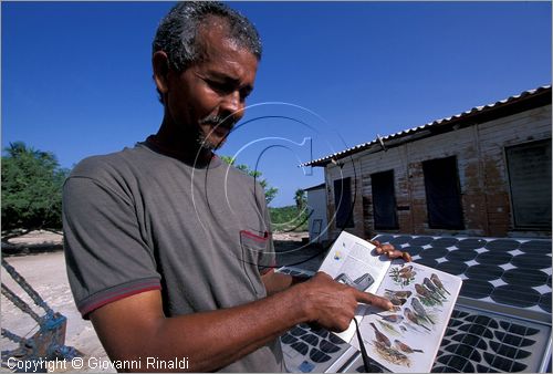 CUBA - Arcipelago delle Isole Canarreos - Cayo Cantilles - il guardiano dell'isola Narciso Sing Ramiros raccoglie dati sugli animali che la popolano