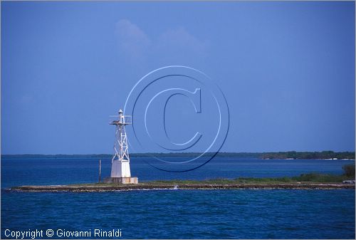 CUBA - Arcipelago delle Isole Canarreos - Cayo Avalos - il faro sulla punta meridionale