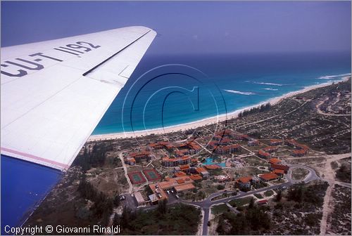 CUBA - Arcipelago delle Isole Canarreos - veduta dall'aereo del Cayo Largo nella zona dovo sono gli insediamenti turistici