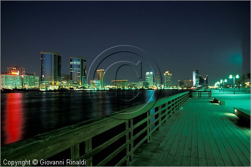 UNITED ARAB EMIRATES - DUBAI - veduta notturna dei nuovi grattacieli sulla sponda del Creek