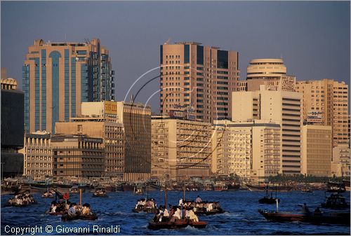 UNITED ARAB EMIRATES - DUBAI - i dhow, barche tradizionali che trasportano la gente da una sponda all'altra del Creek