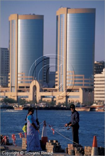 UNITED ARAB EMIRATES - DUBAI - pescatori lungo il Creek