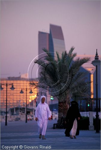 UNITED ARAB EMIRATES - DUBAI - passeggiata al tramonto lungo il Creek