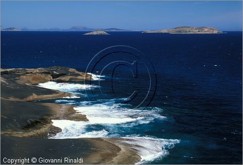 Australia Occidentale - Esperance - la costa ad ovest della citt - punta presso Blu Haven Beach - sullo sfondo le isole dell'arcipelago de la Recherche