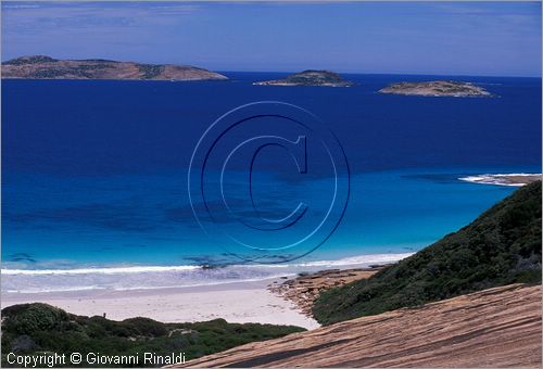Australia Occidentale - Esperance - veduta della Lovers Beach dalla collina Wireless Hill ai margini sud della citt - sullo sfondo le isole dell'arcipelago della Recherche