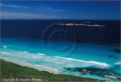 Australia Occidentale - Esperance - la costa ad ovest della citt - tratto tra Observatory Point e Picnic Cove - sullo sfondo le isole dell'arcipelago de La Recherche