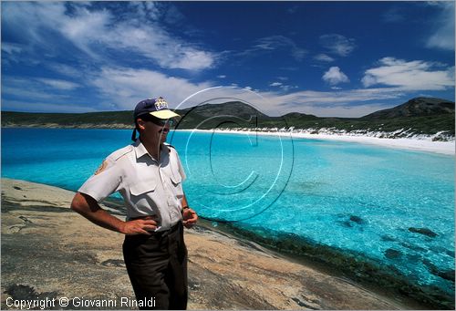 Australia Occidentale - Esperance - Cape Le Grand National Park - un guardiaparco ad Hellfire Beach