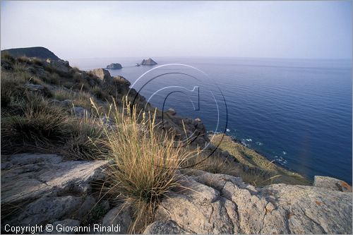 TUNISIA - La Galite - la costa nord orientale - veduta verso Galiton de l'est