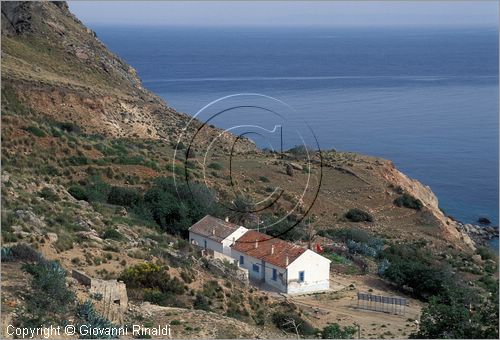 TUNISIA - La Galite - veduta delle poche case dell'isola