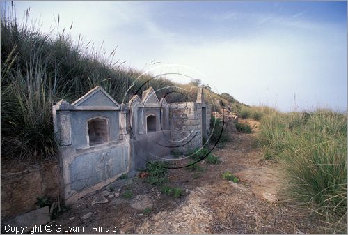 TUNISIA - La Galite - vecchie tombe