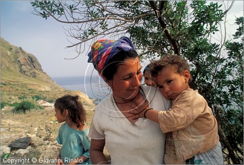 TUNISIA - La Galite - una famiglia che vive nell'isola