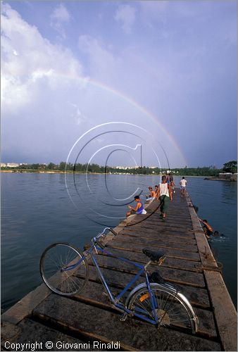 CUBA - HAVANA - Cojimar - piccolo villaggio sulla costa ad est della città - ragazzi che pescano sul molo