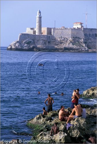 CUBA - HAVANA - Malecom Tradicional, dietro il Castillo de Los Tres Reyes del Morro con il faro