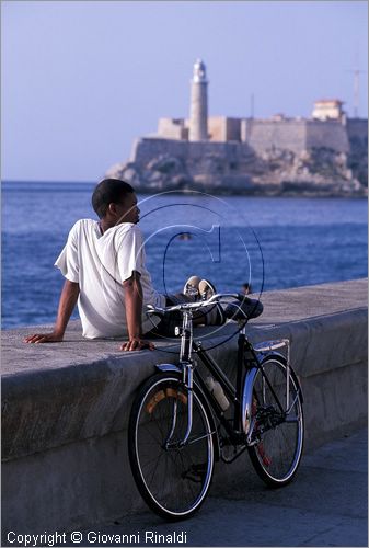 CUBA - HAVANA - Malecom Tradicional, dietro il Castillo de Los Tres Reyes del Morro con il faro