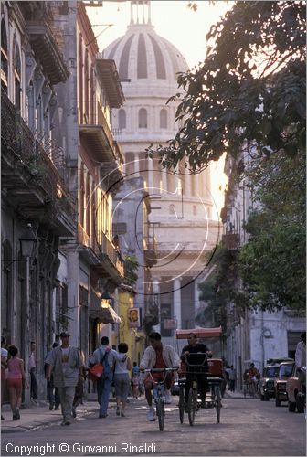 CUBA - HAVANA - La Habana Vieja - sullo sfondo si vede il Capitolio