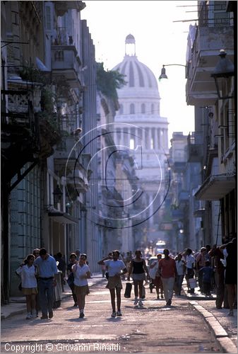 CUBA - HAVANA - La Habana Vieja - sullo sfondo si vede il Capitolio