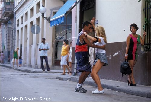 CUBA - HAVANA - La Habana Vieja - due ragazzi ballano per strada di fronte al Caf Paris