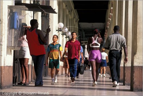 CUBA - HAVANA - un portico nelle vie del centro