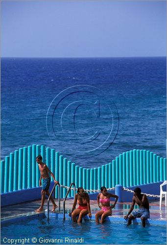 CUBA - HAVANA - una piscina a Miramar