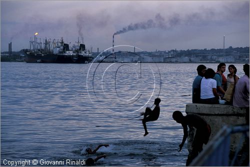 CUBA - HAVANA - il porto - ragazzi che fanno i tuffi dal molo