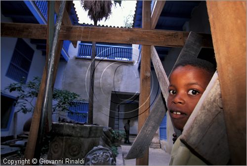 CUBA - HAVANA - Habana Vieja - un bambino si aggira nei cantieri del restauro dei vecchi palazzi