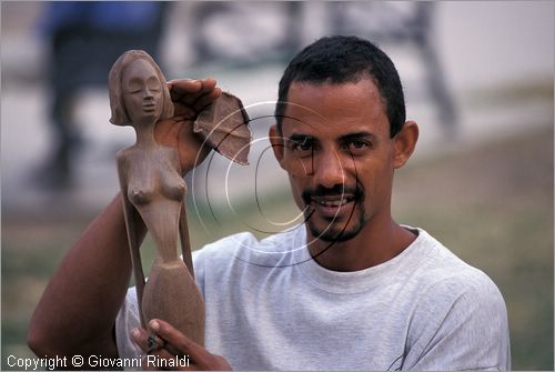 CUBA - HAVANA - Habana Vieja - un artigiano che fa statuette in legno