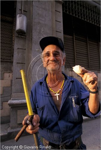 CUBA - HAVANA - uno spazzino nelle vie del centro