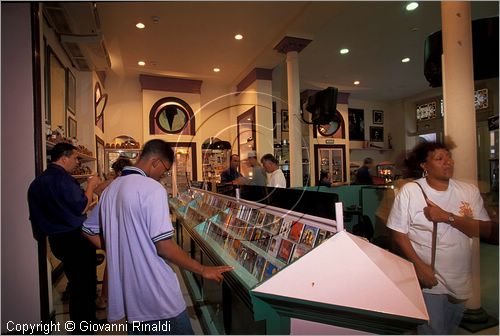 CUBA - HAVANA - negozio di strumenti musicali e dischi in Calle Obispo