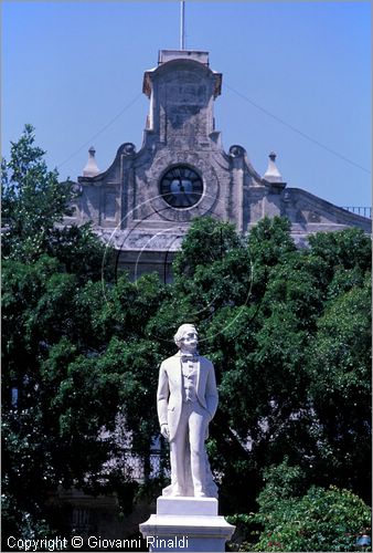 CUBA - HAVANA - La Habana Vieja - Plaza de Armas - monumento a Carlo Manuel de Cespedes e dietro il Palacio de los Capitanes Generales