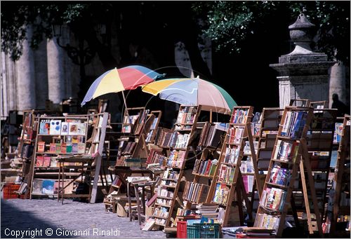 CUBA - HAVANA - La Habana Vieja - mercatino del libro usato