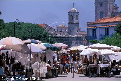 CUBA - HAVANA - La Habana Vieja - Mercatino dell'artigianato in Tacon
