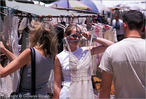CUBA - HAVANA - La Habana Vieja - Mercatino dell'artigianato in Tacon