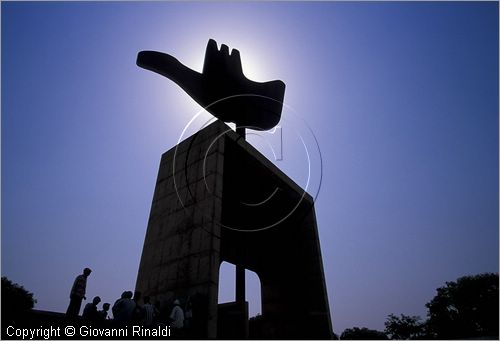 INDIA (PUNJAB) - CHANDIGARH - citt interamente progettata da Le Corbusier negli anni '50 - Capitol - settore 1 (zona degli edifici governativi) - Monumento della Mano Aperta