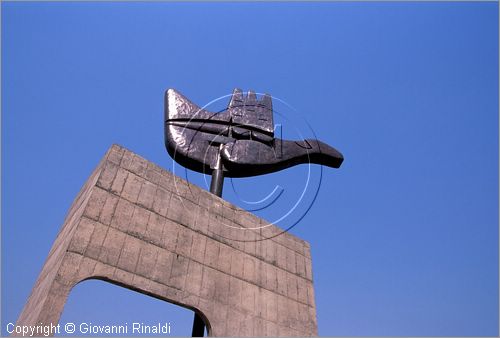 INDIA (PUNJAB) - CHANDIGARH - citt interamente progettata da Le Corbusier negli anni '50 - Capitol - settore 1 (zona degli edifici governativi) - Monumento della Mano Aperta
