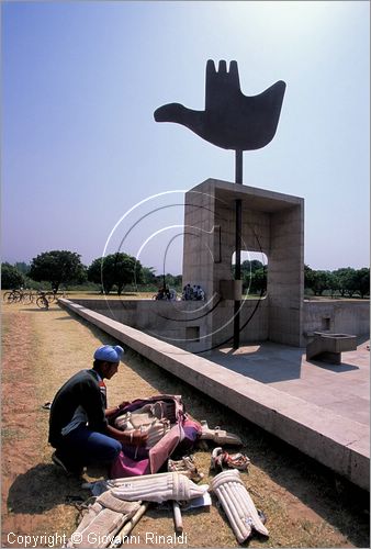 INDIA (PUNJAB) - CHANDIGARH - citt interamente progettata da Le Corbusier negli anni '50 - Capitol - settore 1 (zona degli edifici governativi) - Monumento della Mano Aperta