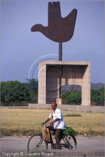 INDIA (PUNJAB) - CHANDIGARH - citt interamente progettata da Le Corbusier negli anni '50 - Capitol - settore 1 (zona degli edifici governativi) - Monumento della Mano Aperta