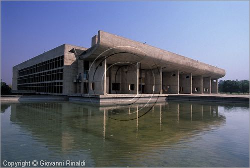 INDIA (PUNJAB) - CHANDIGARH - citt interamente progettata da Le Corbusier negli anni '50 - Capitol - settore 1 (zona degli edifici governativi) - Edificio "Vidhan Sabha" sede dell'Assemblea (Parlamento)