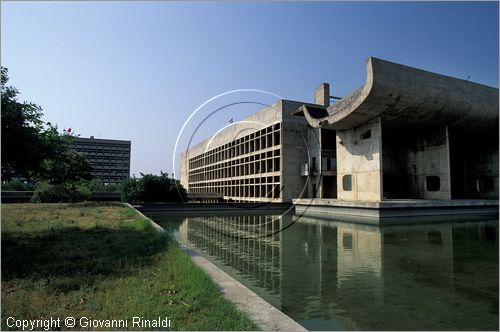 INDIA (PUNJAB) - CHANDIGARH - citt interamente progettata da Le Corbusier negli anni '50 - Capitol - settore 1 (zona degli edifici governativi) - Edificio "Vidhan Sabha" sede dell'Assemblea (Parlamento)