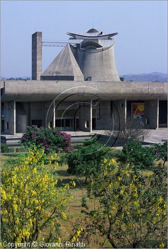 INDIA (PUNJAB) - CHANDIGARH - citt interamente progettata da Le Corbusier negli anni '50 - Capitol - settore 1 (zona degli edifici governativi) - Edificio "Vidhan Sabha" sede dell'Assemblea (Parlamento)