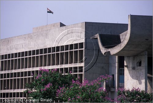 INDIA (PUNJAB) - CHANDIGARH - citt interamente progettata da Le Corbusier negli anni '50 - Capitol - settore 1 (zona degli edifici governativi) - Edificio "Vidhan Sabha" sede dell'Assemblea (Parlamento)